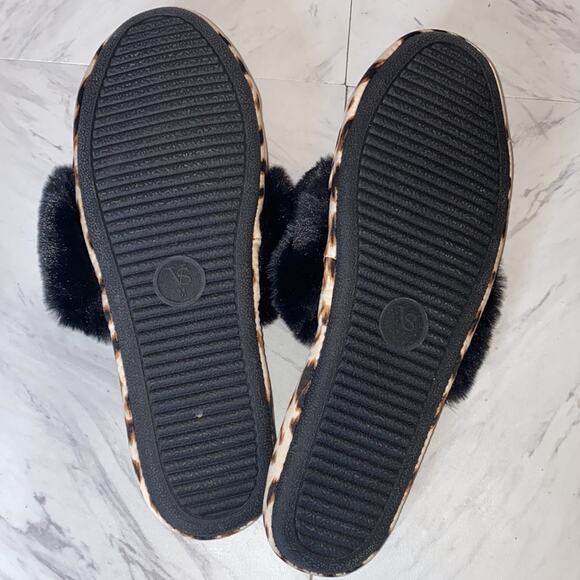 Victoria's Secret Leopard Fuzzy Slippers Size Medium - Picture 10 of 11